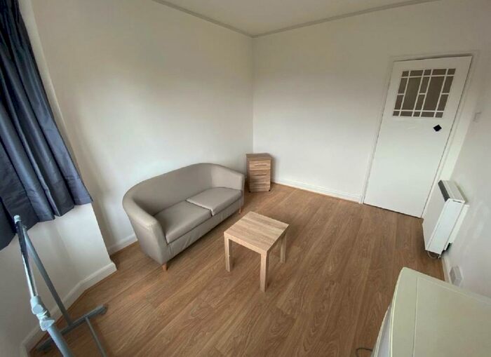2 Bedroom Flat To Rent In Weoley Court, Birmingham, West Midlands, B29