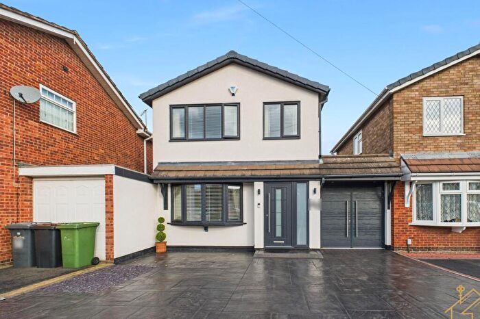 3 Bedroom Link Detached House For Sale In Glenwood Gardens, Bedworth, CV12