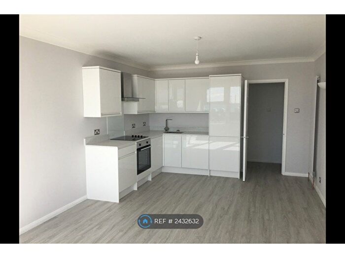 3 Bedroom Flat To Rent In Kingsway, Hove, BN3