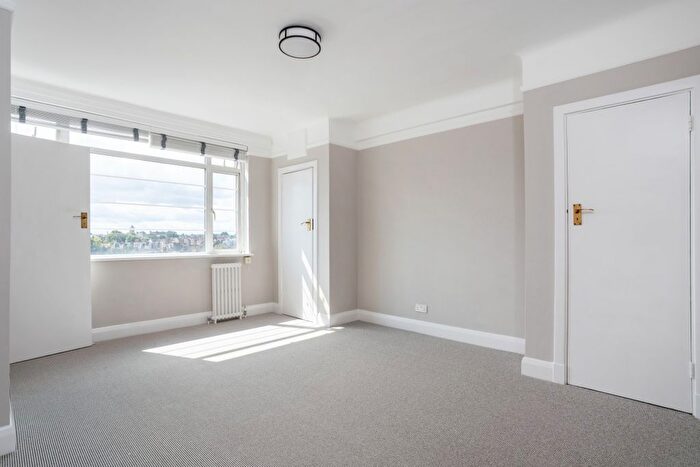 Studio To Rent In Balham High Road, London, SW17