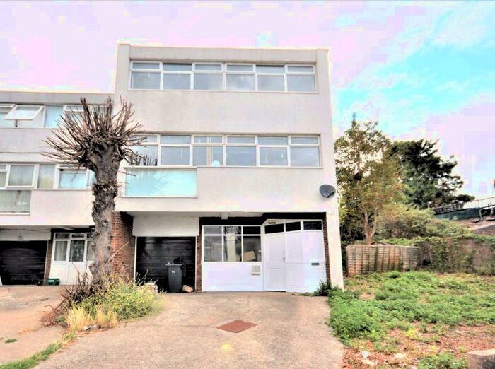 4 Bedroom Maisonette To Rent In Renters Avenue, London, NW4