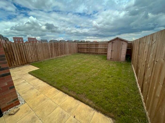 2 Bedroom House To Rent In Sparrowhawk Crescent, Northampton, NN4