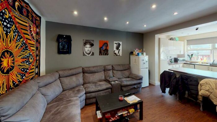 5 Bedroom Terraced House To Rent In Hessle Avenue, Hyde Park, Leeds, LS6