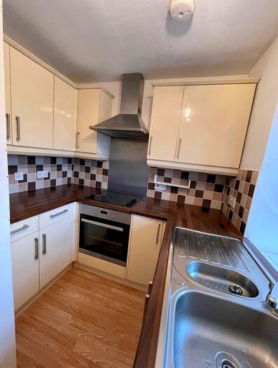 2 Bedroom Flat To Rent In East Bridge Street, Perth, PH2