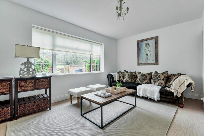 3 Bedroom Semi-Detached House For Sale In Peakfield, Frensham, Farnham, GU10