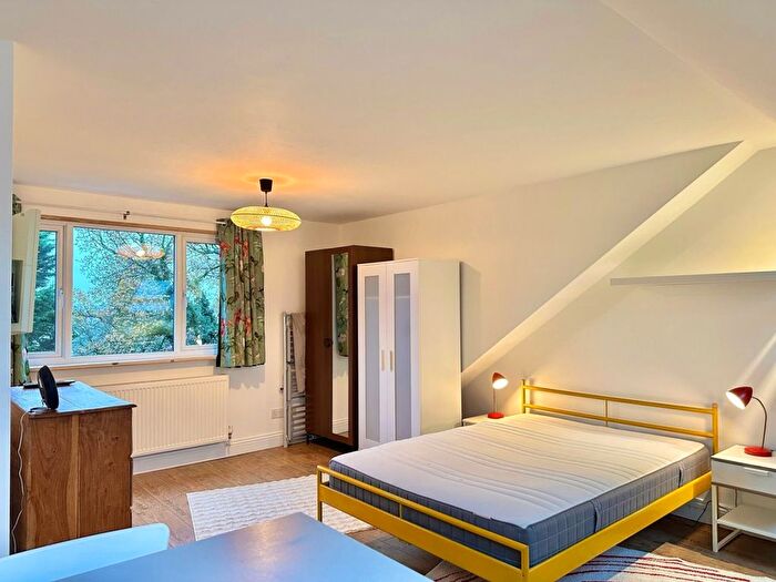 Semi-Detached House To Rent In Woodstock Avenue, Golders Green, NW11