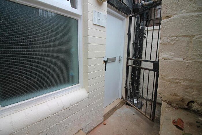 1 Bedroom Flat To Rent In Cross Flatts Terrace, Beeston, Leeds, LS11