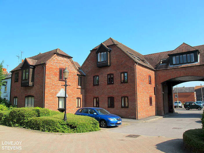 1 Bedroom Flat To Rent In Swan Court, Newbury, RG14