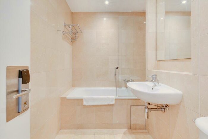 2 Bedroom Apartment To Rent In Westferry Circus, E14