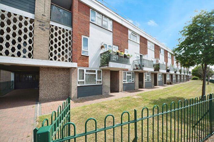 3 Bedroom Maisonette For Sale In Cherry Tree Lane, Rainham, RM13