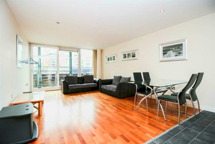 3 Bedroom Apartment To Rent In Glasshouse, Canal Square, B16