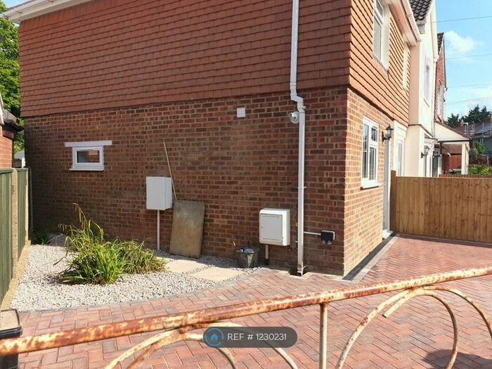 2 Bedroom End Of Terrace House To Rent In Mangravet Avenue, Maidstone, ME15