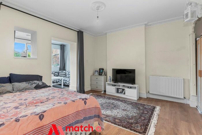 Studio To Rent In Mount Avenue, Ealing, London, W5