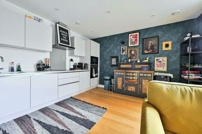 2 Bedroom Flat To Rent In Tollgate Gardens, North Maida Vale, London, NW6