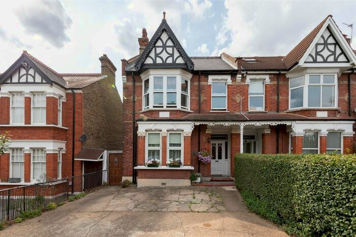 3 Bedroom Flat To Rent In The Avenue, London, E4