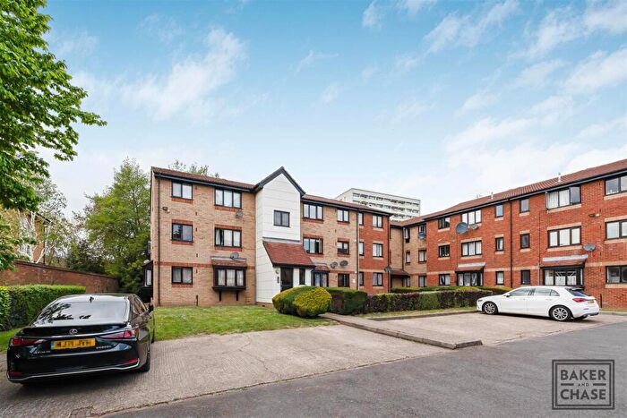 Flat To Rent In Magpie Close, Hoe Lane, Enfield, EN1