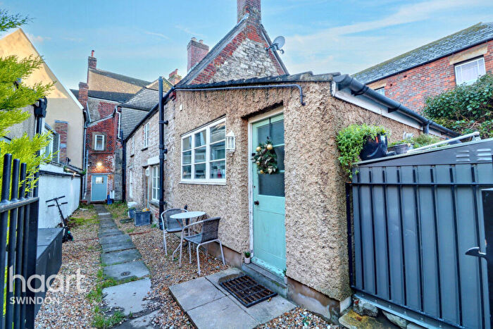 2 Bedroom End Of Terrace House For Sale In High Street, Swindon, SN1