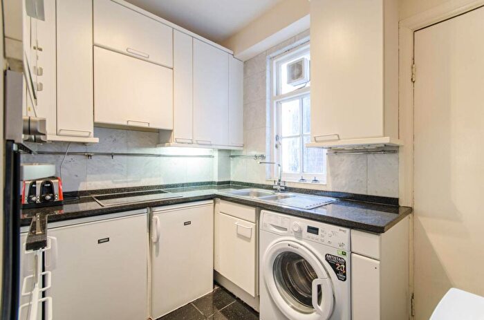 2 Bedroom Flat To Rent In Finchley Road, St John's Wood, London, NW8