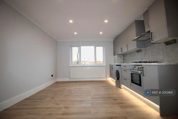 3 Bedroom Flat To Rent In Jubet Court, Clissold - Newington Green, N16