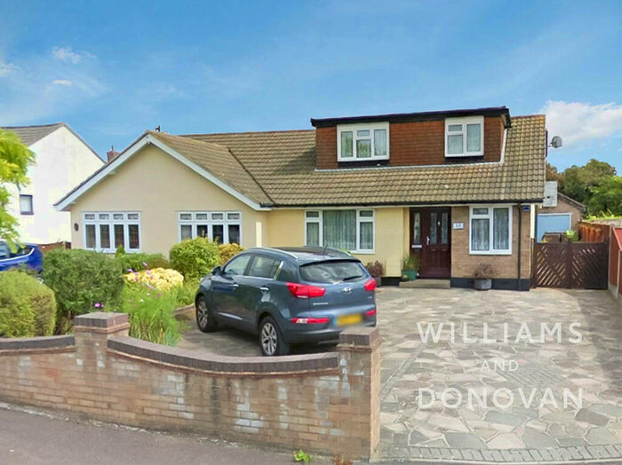 4 Bedroom Chalet To Rent In Hawkwell Chase, Hockley, SS5
