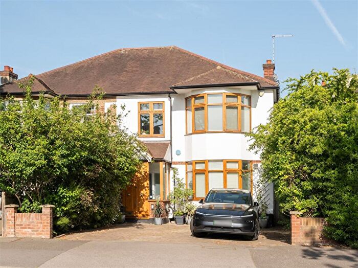 5 Bedroom Semi-Detached House For Sale In Woodford Road, South Woodford, E18