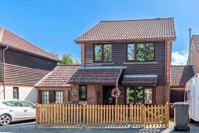 4 Bedroom Link Detached House For Sale In Oakwood Drive, Uckfield, TN22