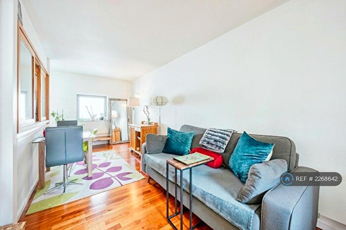 2 Bedroom Flat To Rent In Hutchings Wharf, London, E14