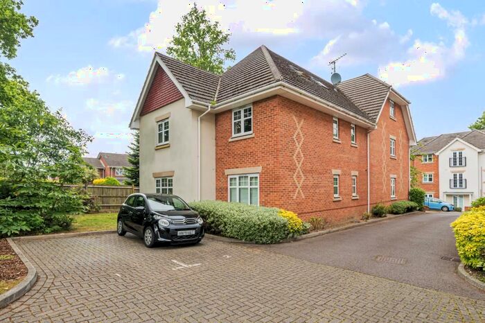 2 Bedroom Flat To Rent In Lightwater, Surrey, GU18