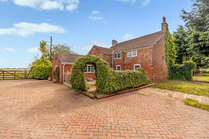 3 Bedroom Detached House For Sale In Maryland Bank, PE20