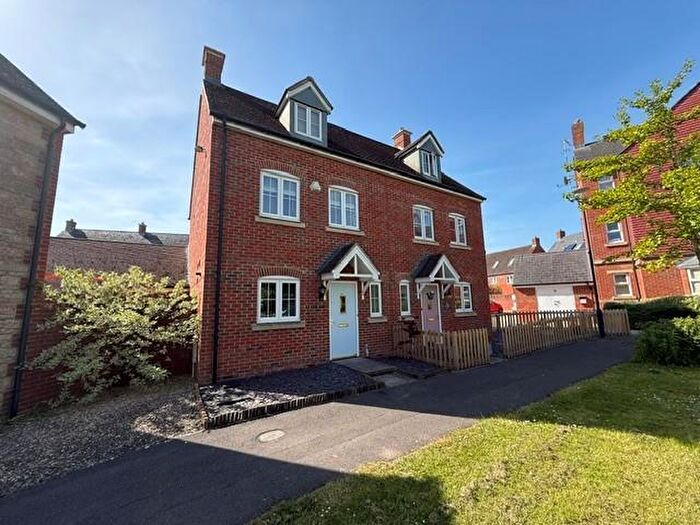 3 Bedroom Semi Detached House To Rent In Tawhill, Swindon, SN25