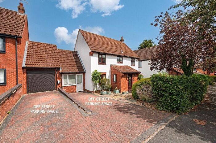 5 Bedroom Link Detached House For Sale In Astlethorpe, Two Mile Ash, Milton Keynes, Buckinghamshire, MK8