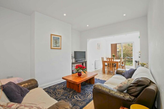 4 Bedroom Semi-Detached House To Rent In First Avenue, Acton London, W3