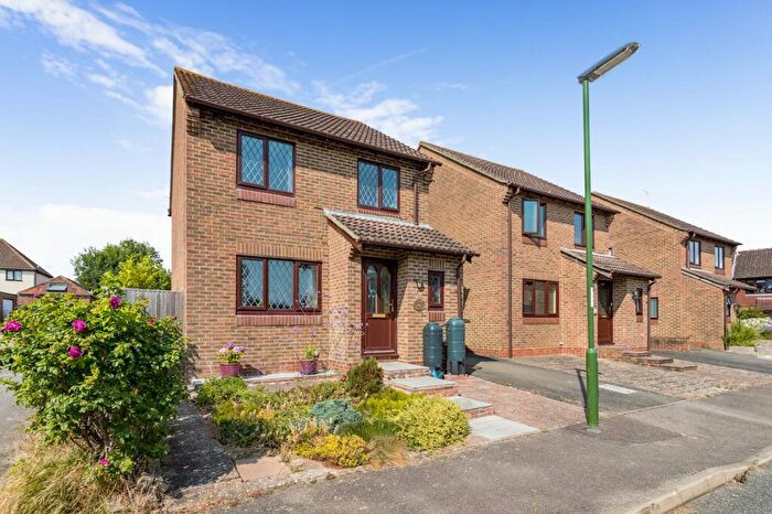 3 Bedroom Link Detached House For Sale In Acorn Avenue, Cowfold, RH13
