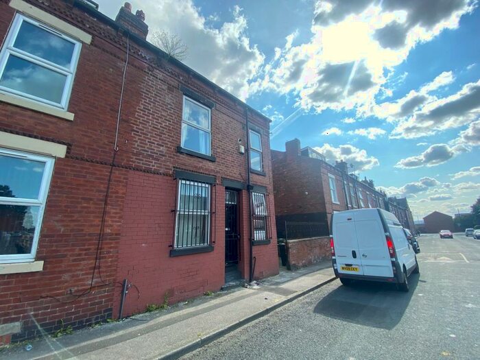 2 Bedroom House To Rent In East Park Grove, Leeds, LS9