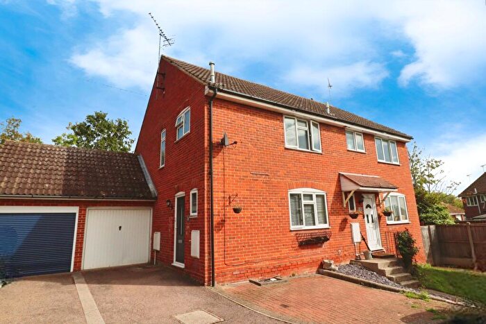 3 Bedroom Semi-Detached House For Sale In Paston Close, Chelmsford, CM3