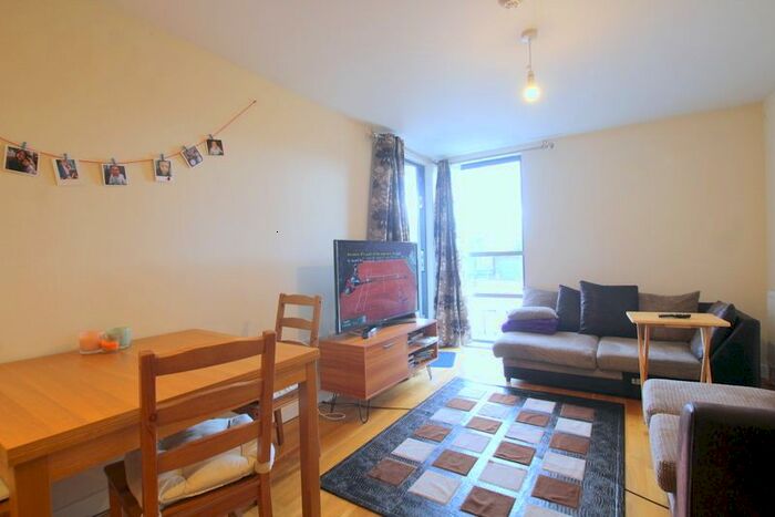 2 Bedroom Flat To Rent In Rothesay Avenue, Wimbledon, SW20