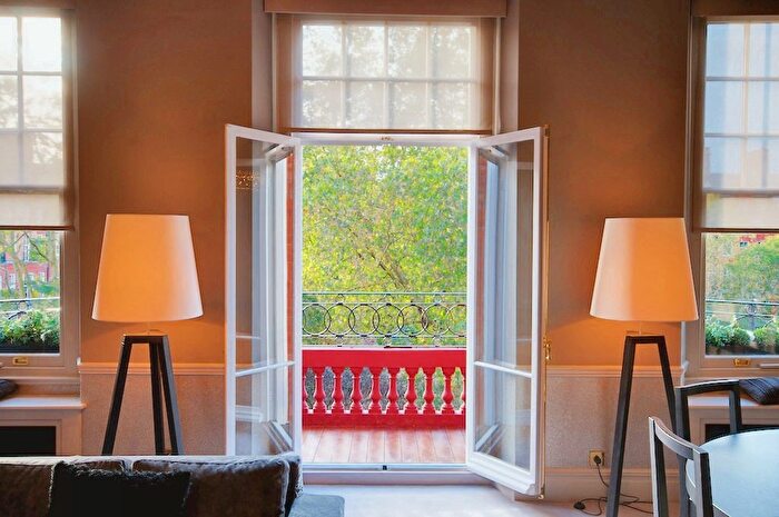 3 Bedroom Flat To Rent In Cadogan Square, London, SW1X