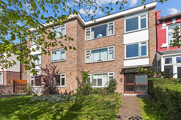 2 Bedroom Flat To Rent In Hainault Road, Leytonstone, E11