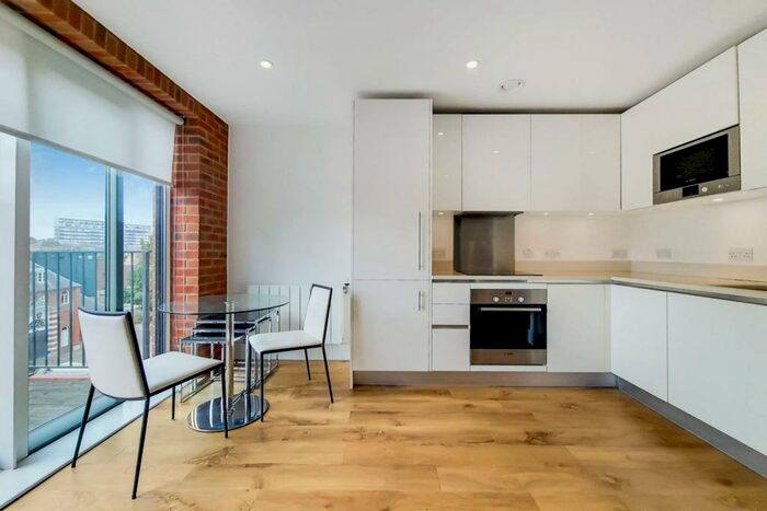 Studio To Rent In Warehouse Court, Woolwich, London, SE18