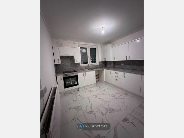 3 Bedroom Flat To Rent In Banister House, London, E9