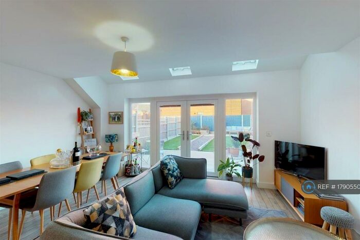 5 Bedroom Semi-Detached House To Rent In Lower Vickers Street, Manchester, M40