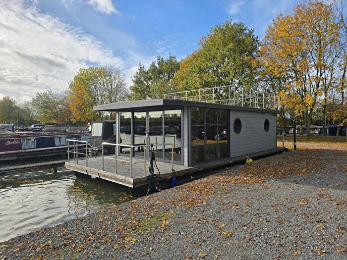 2 Bedroom House Boat For Sale In West Haddon Road, Crick, NN6
