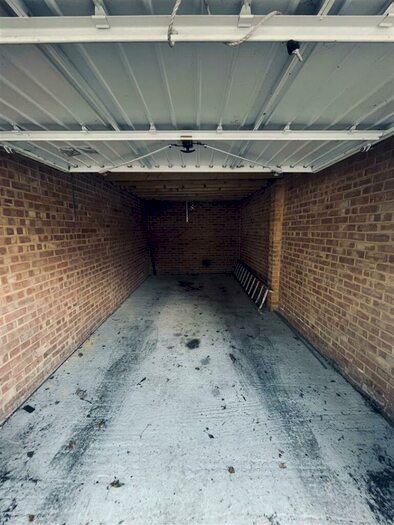 Garage / Parking To Rent In Cedar Drive, East Finchley, N2