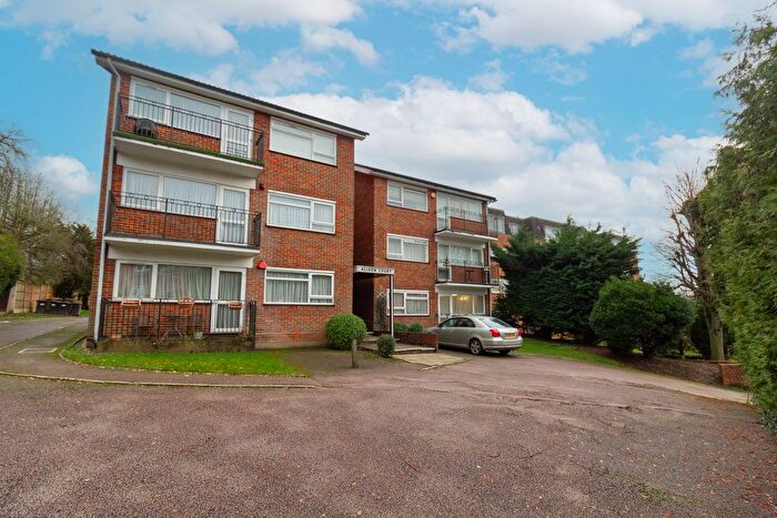 2 Bedroom Flat For Sale In Hale Lane, Edgware, HA8