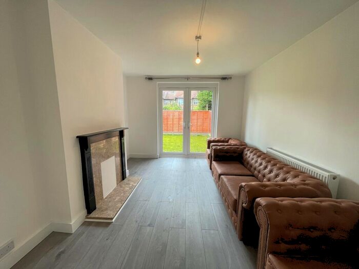 2 Bedroom Flat To Rent In Kitchener Road, Walthamstow, E17