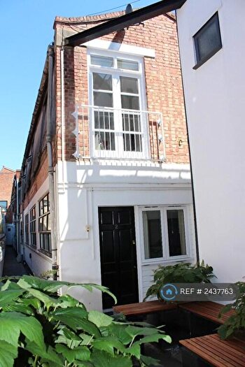 3 Bedroom Flat To Rent In Southampton Way, London, SE5