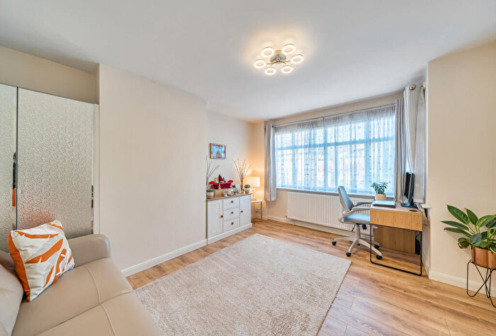 1 Bedroom Apartment For Sale In Oak Tree Dell, London, NW9