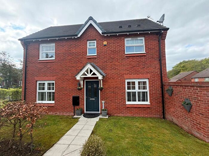3 Bedroom Semi Detached House For Sale In Gordon Close, Hyde, SK14