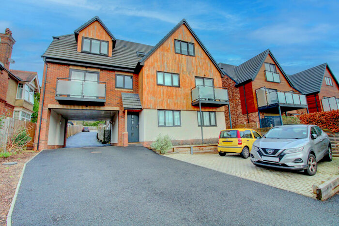 2 Bedroom Maisonette For Sale In West Wycombe Road, High Wycombe, HP12