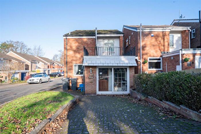 3 Bedroom Detached House For Sale In Dove Close, Birmingham, B25